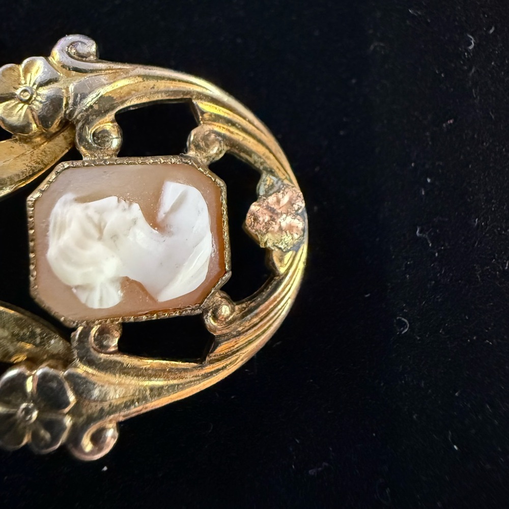 Vintage Gold-Tone Cameo Pendant Necklace On Chain - Picture 5 of 5